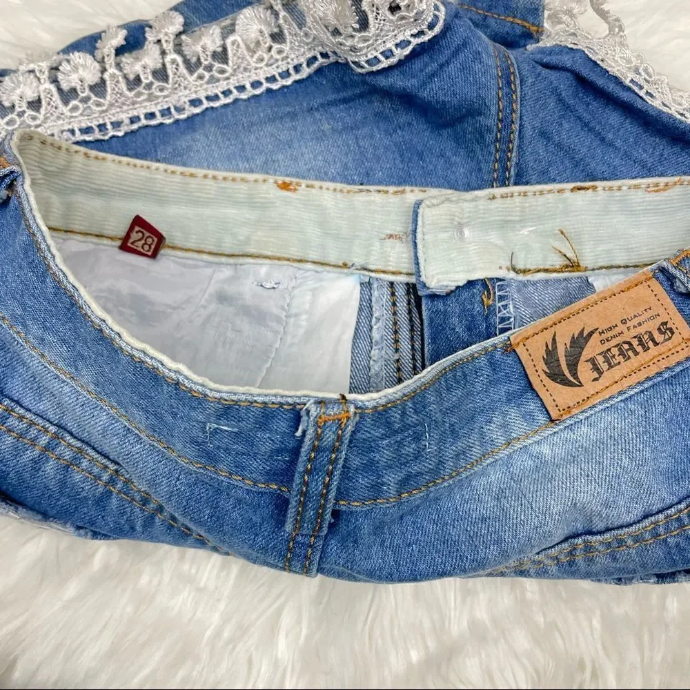 Jeans HT | embroiderer shorts ,distressed blue denim daisy Dukes 28
